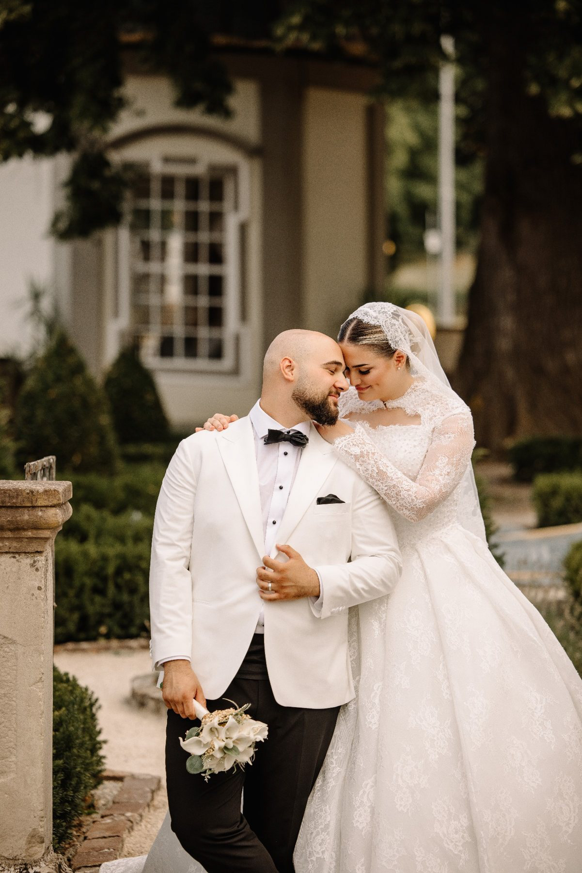 Brautpaar in eleganter Hochzeitskleidung